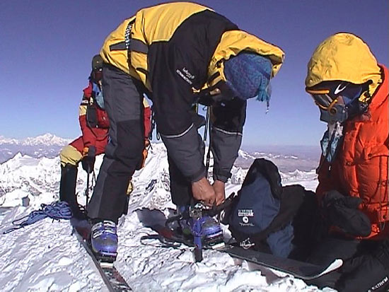 Davo Karnicar på toppen af Mt. Everest - klargøring af skiene...