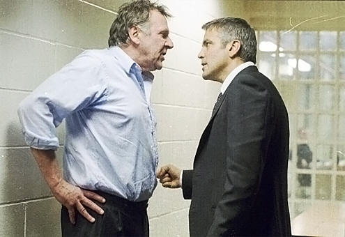 Skuespillerne Tom Wilkinson og George Clooney i en scene i filmen Michael Clayton (2007).