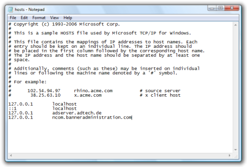 Illustration af redigering af Hosts filen i Notepad. Bemærk de to ekstra linier der blokerer for 2 reklame websteder.
