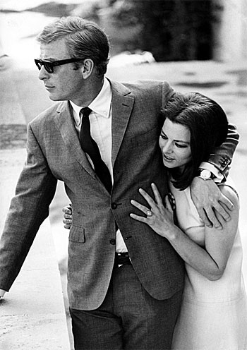 Michael Caine og Giovanna Ralli på filmsettet for filmen 'Gentlemantyven Henry Clarke' (1968) (eng. Deadfall)
