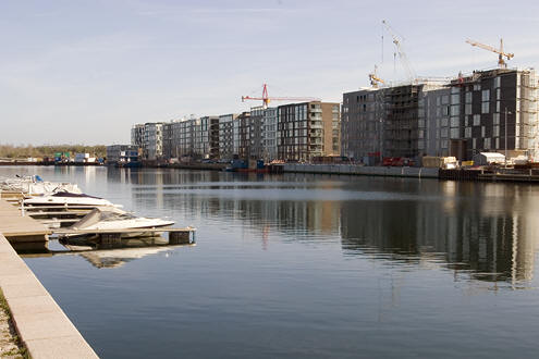 Udsigt fra Teglholmen mod Sluseholmen. Der bygges stadig og broen mellem Sluseholmen og Teglholmen mangler stadig (Sydhavnen, Kbh.)