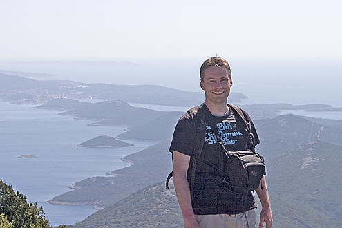 Undertegnet på bjerget Osorscica/Televrine og udsigt mod syd Lošinj. Jeg har mit Lowe Pro brystrem til kameraet på maven.