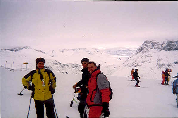 Jeg aner ikke hvor dette foto er taget, men flot ser det jo ud. Desuden har jeg fanget der tre andre. Fra venstre: Thomas, Søren (bagved) og Martin.