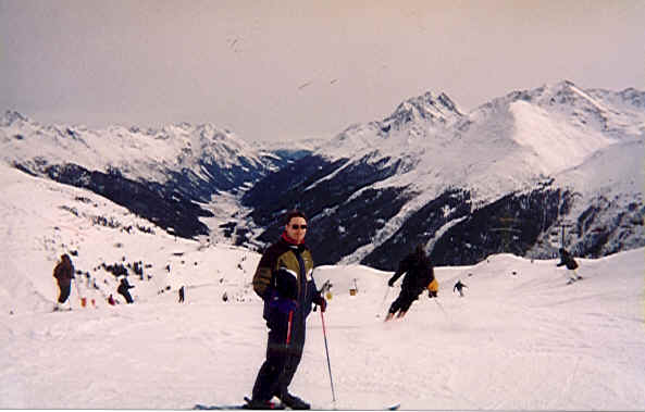 Galzig (2185 m.). Udsigt ned til St. Anton dalen. Michael står model.