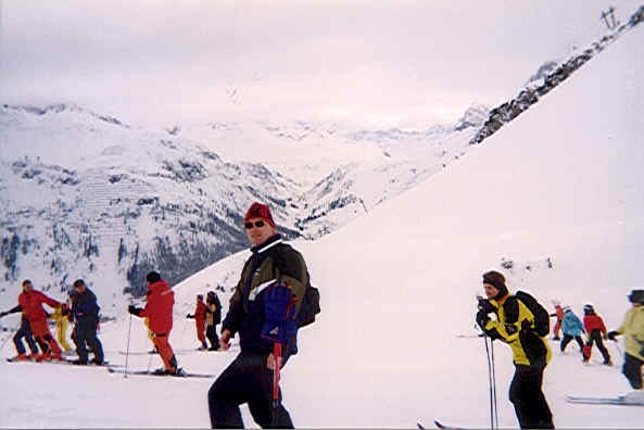 Pistevisning ved Oberlech. Michael midt i billedet og Thomas til højre. Bagude til venstre ses resten af udflugtsgruppen og de to Valluga guider.