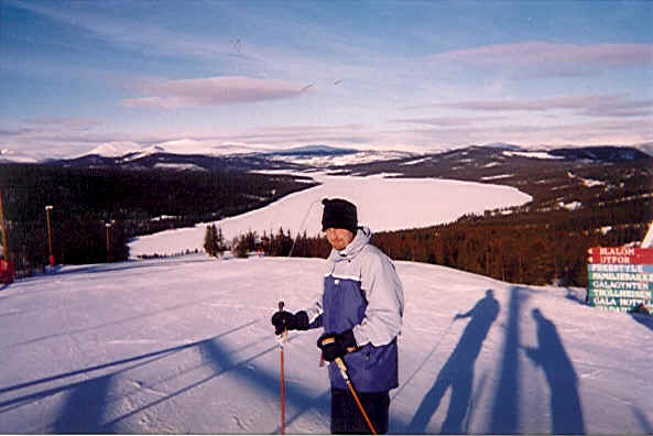 Kim på toppen af Blåbærfjellet. Lige fremme en rød løjpe og man kan tilhøjre de skiltet med visning til den famøse "Utför" løjpe. I baggrunden ses Gålå-søen og de flotte fjelde.