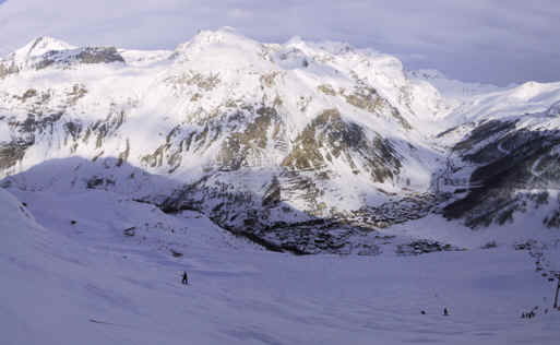 Udsigt fra den sorte piste "Le Face" nedover Val d'Isere by. Le Face blev designet til OL styrtløbet i 1992 (Alperville). Klik for fuld størrelse.