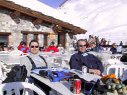 Michael og Søren nyder solen på en af de utallige restauranter i terrænet. Klik for fuld størrelse.