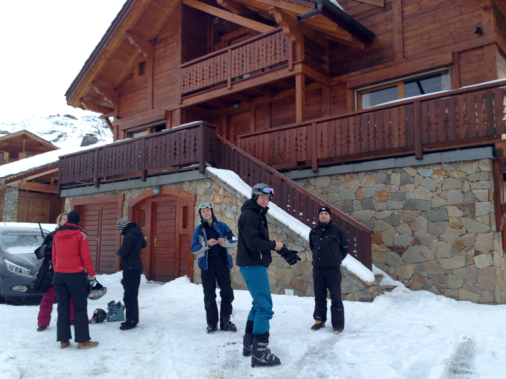 Foran Charlet Rois Mages, parat til at gå ned til skibutikken for at leje ski. Fra højre: Lars, Thomas og Søren